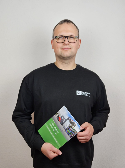 Michael Kirchberger mit Schulungsunterlagen